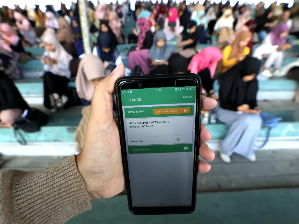 Peserta mengikuti try out tes CPNS dengan menggunakan android di Banda Aceh, Minggu (17/11). Sementara itu, ada 10 formasi CPNS yang tidak dilirik pelamar (Antara/Irwansyah Putra).