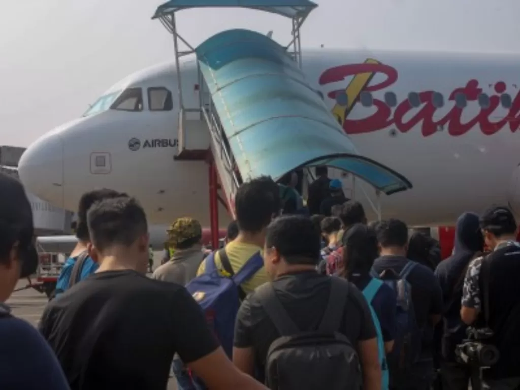 Sejumlah penumpang menaiki pesawat di Bandara Soekarno Hatta, Tangerang, Banten, (Antara/Yulius Satria Wijaya)