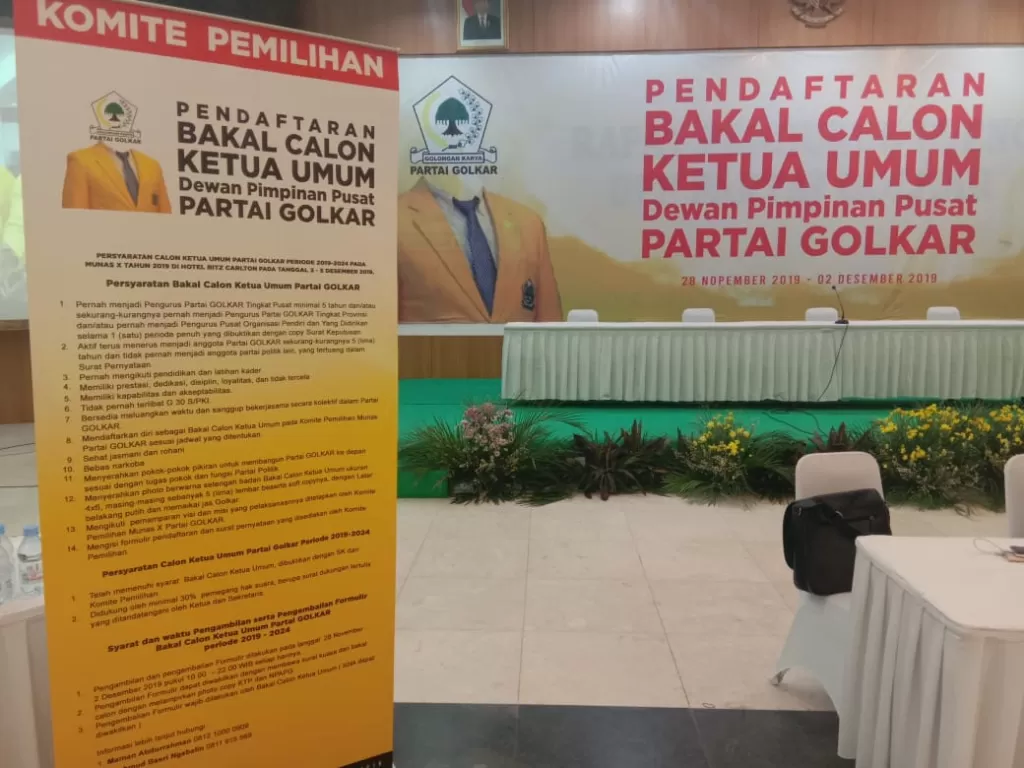 Baliho persyaratan bakal calon ketua umum golkar di DPP PG Jakarta. (Dok. Indozone/Mula Akmal)