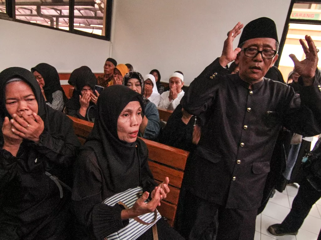 Korban berdoa ketika putusan gugatan perdata kasus First Travel di Pengadilan Negeri, Depok, Jawa Barat, Senin (2/12). Putusan majelis menolak gugatan (Antara/Asprilla Dwi Adha).