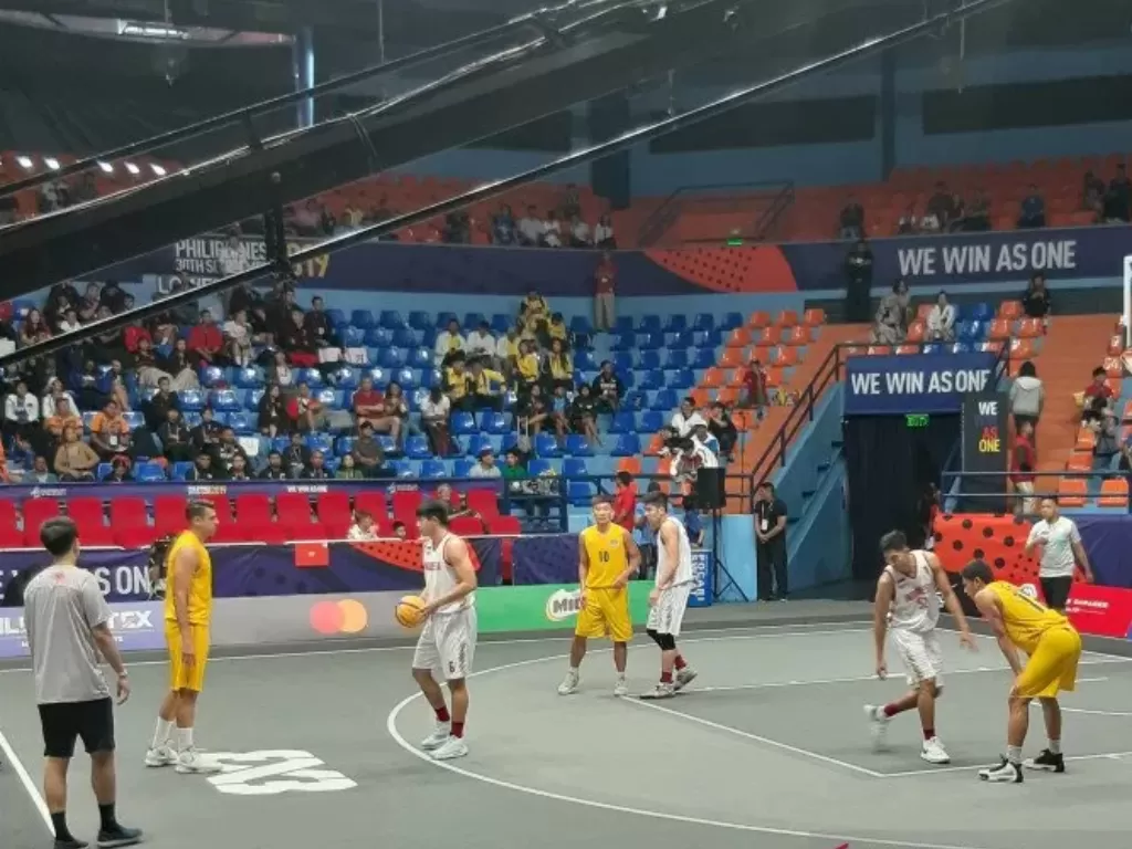 Tim basket 3x3 putra Indonesia (putih). (Antara/Michael Siahaan)