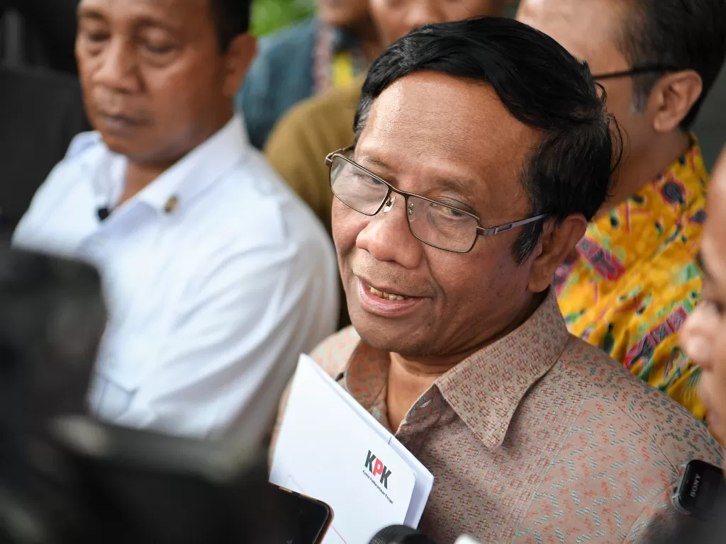 Menkopolhukam Mahfud MD berbicara terkait kans Presiden Jokowi menerbitkan Perppu KPK (Antara/Hafidz Mubarak A).
