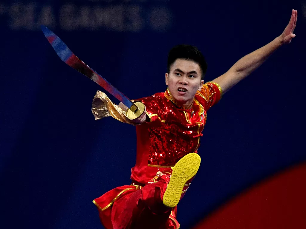 Atlet wushu putra Indonesia Edgar Xavier tampil dalam final taolu daoshu. (Antara Foto/Sigid Kurniawan)
