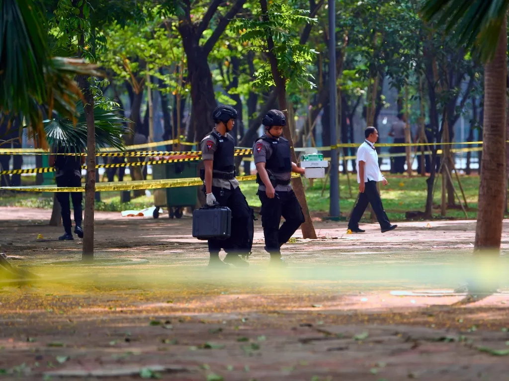 Pihak kepolisian terus mendalami kasus ledakan granat di Monas, Selasa (3/12). (Antara/Nova Wahyudi)