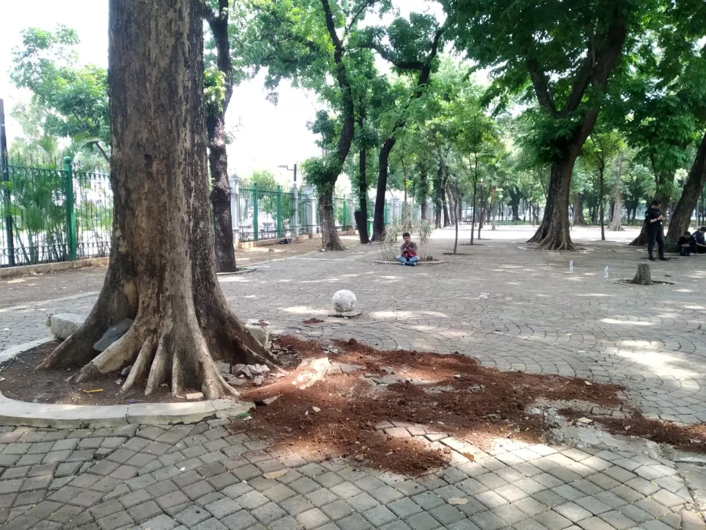 Tumpukan tanah di Monas setelah ledakan granat tadi pagi (Indozone/Nani Suherni)