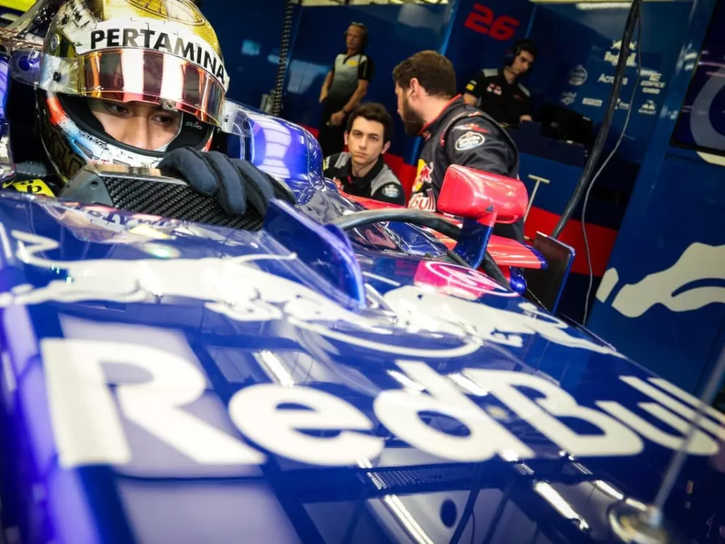 Pembalap Indonesia, Sean Gelael, menjajal mobil tim Formula 1 Toro Rosso. (Dok. Tim Jagonya Ayam)