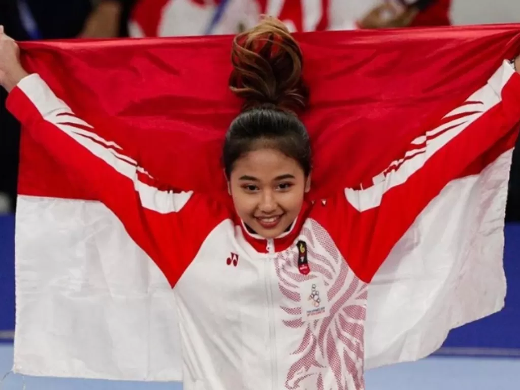 Rifda Irfanaluthfi membentangkan bendera merah putih usai merebut medali perak Sea Games 2019 (Instagram/@rifda_irfanaluthfi)