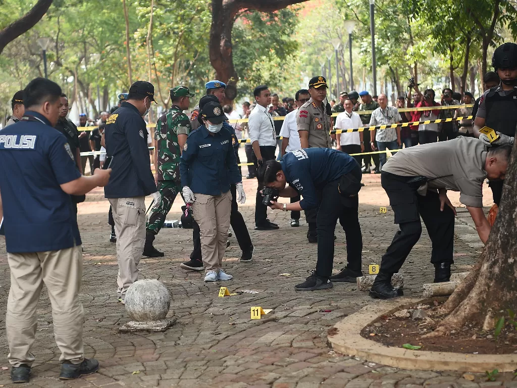 Anggota Labfor Mabes Polri mengumpulkan barang bukti di TKP ledakan di kawasan Monas, Jakarta, Selasa (3/12). (Antara/Nova Wahyudi)