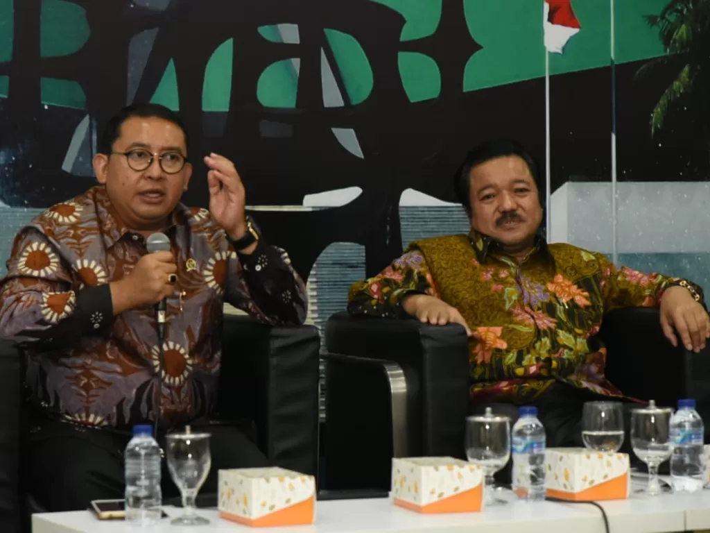 Fadli Zon (kiri) dan Politisi Partai Golkar Idris Laena (kanan) dalam Diskusi di Gedung DPR, Jakarta (Indozone/Mula Akmal)