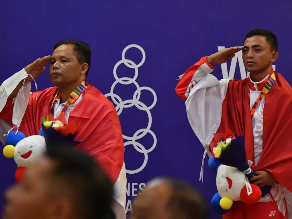 Pratu Rio dan Lettu Inf Safrin Sihombing saat menyanyikan Lagu Indonesia Raya usai pengalungan medali. (Kemenpora.go.id/Bagus)