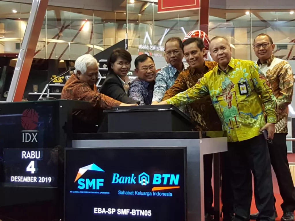 Penerbitan EBA-SP SMF-BTN05 oleh SMF dan BTN di Main Hall Gedung BEI Jakarta, Rabu (4/12). (Dok.Indozone/Sigit Nugroho)