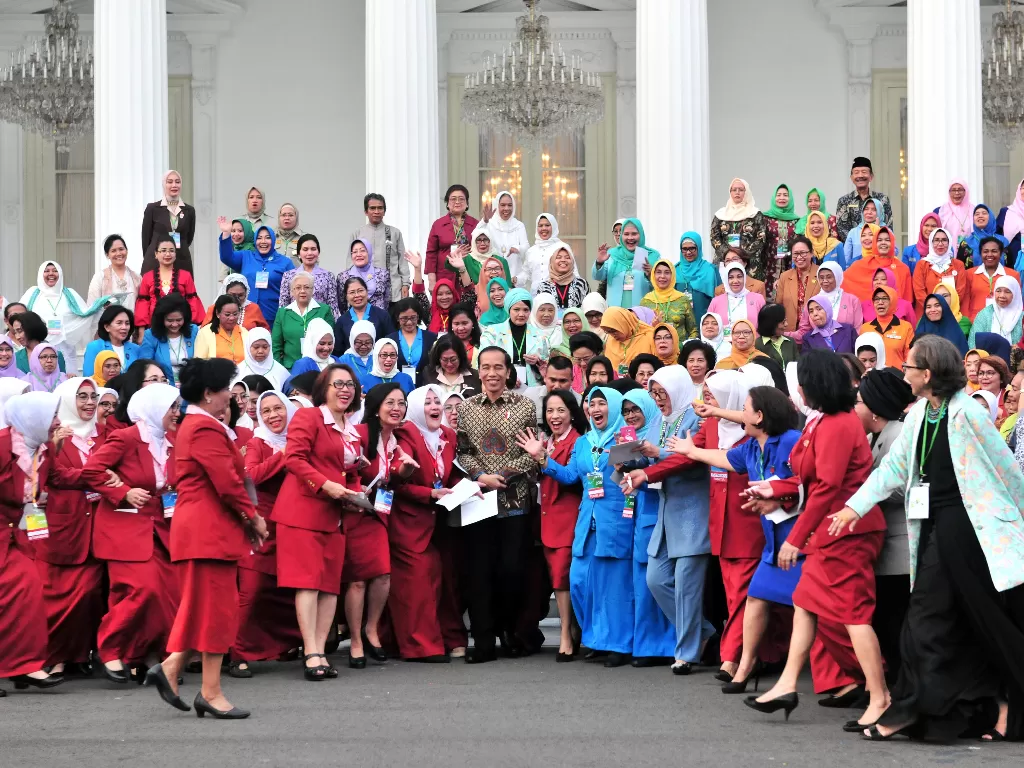 Presiden Joko Widodo (tengah) berfoto bersama dengan ibu-ibu anggota Kowani di Istana Negara, Jakarta, Selasa (3/12). (Setkab.go.id)