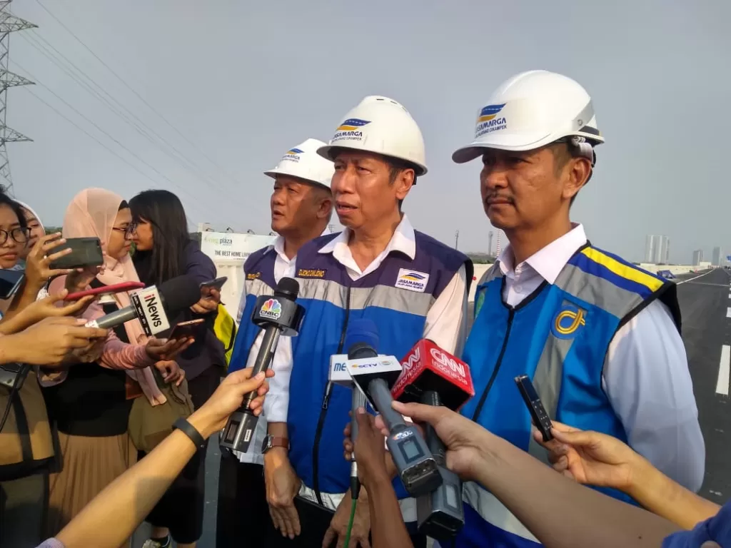  Direktur Utama JJC Djoko Dwijono (tengah) memastikan Tol Layang Jakarta-Cikampek II siap beroperasi (Indozone/Sigit Nugroho).