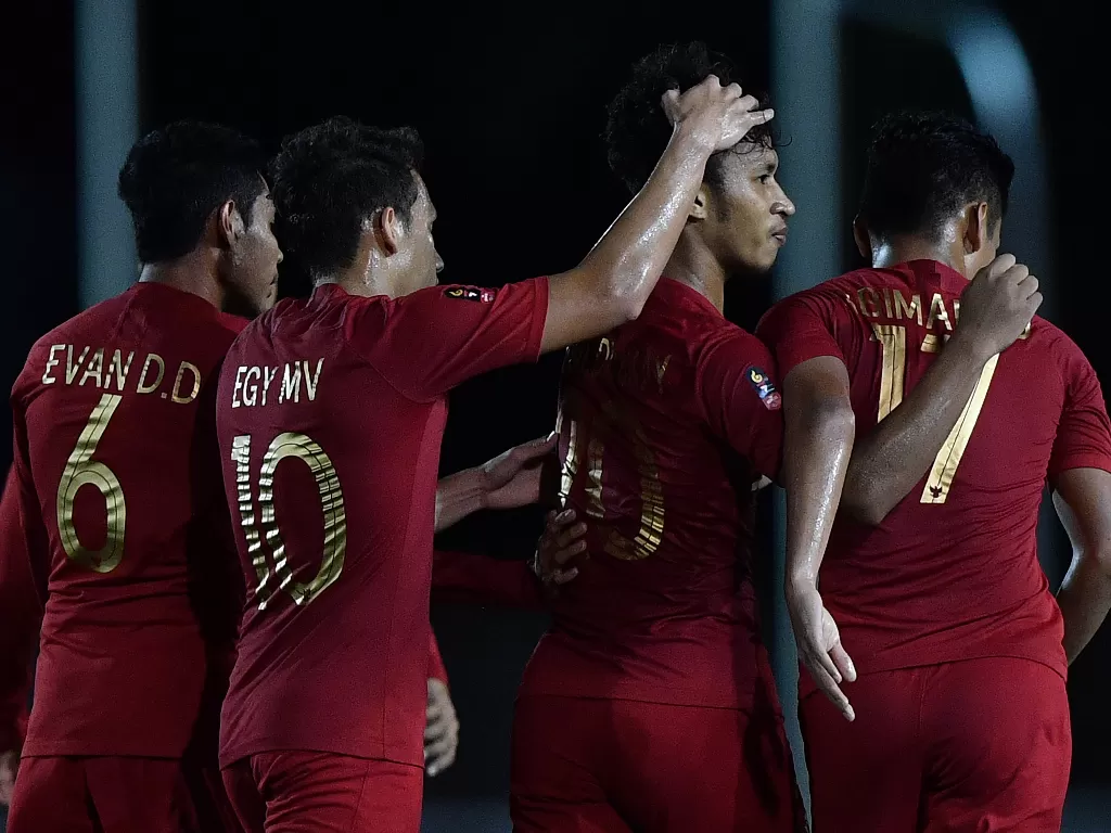 Pemain Timnas U-22 Indonesia merayakan gol yang dicetak Osvaldo Haay ke gawang Timnas Brunei Darussalam dalam pertandingan Grup B SEA Games 2019 di Stadion Sepak Bola Binan, Laguna, Filipina, Selasa (3/12). (Antara/Sigid Kurniawan)