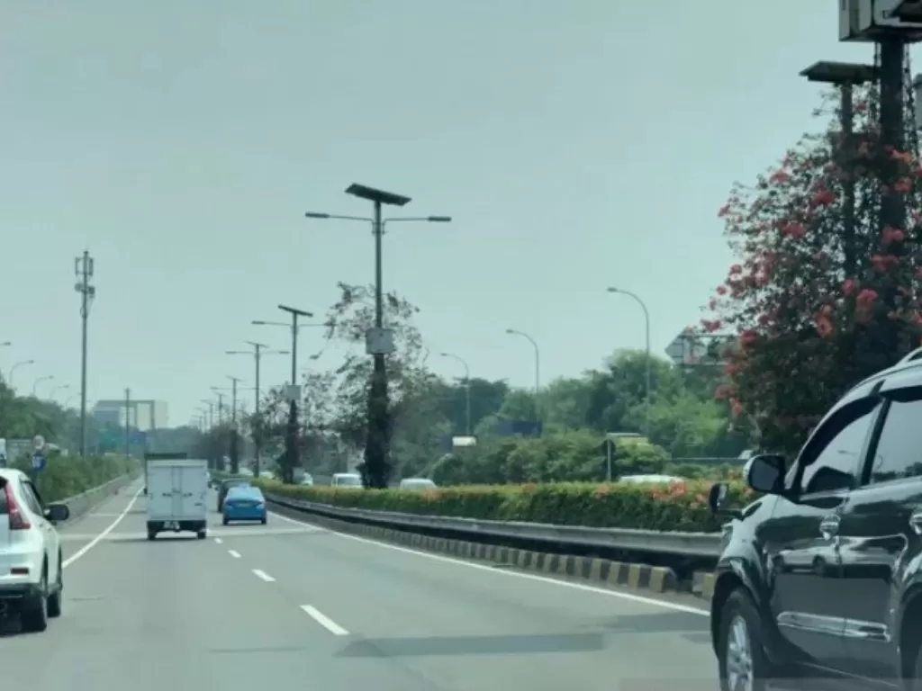 Kendaraan melintas di Jalan Tol Lingkar Luar Jakarta.  PT Jasa Marga Tol Jabodetabek akan memasang delapan kamera analitik kecepatan untuk mendukung implementasi tilang elektronik. (Antara/HO/Jasa Marga)