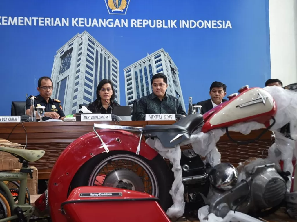 Menteri Keuangan bersama Menteri BUMN dan Dirjen Bea Cukai saat memberikan keterangan terkait dugaan penyelundupan yang melibat bos Garuda Indonesia. (Humas Kemenkeu)