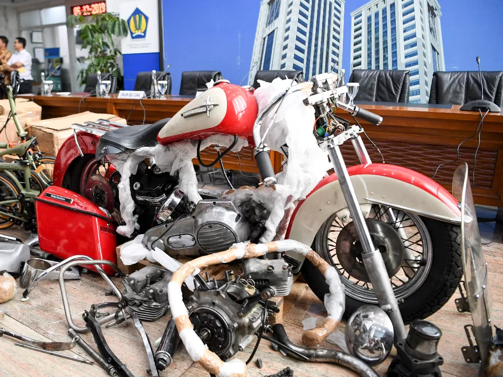 Barang bukti diperlihatkan pada konferensi pers terkait penyelundupan motor Harlery Davidson dan sepeda Brompton menggunakan pesawat baru milik Garuda Indonesia di Kementerian Keuangan, Jakarta, Kamis (5/12/2019). ANTARA FOTO/Hafidz Mubarak A