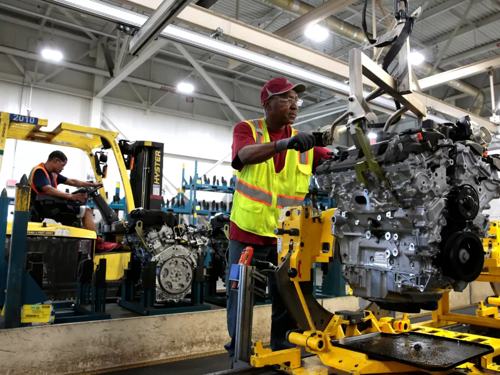 Pekerja di pabrik perakitan mesin GM Romulus Powertrain Plant. (Reuters/Rebecca Cook)