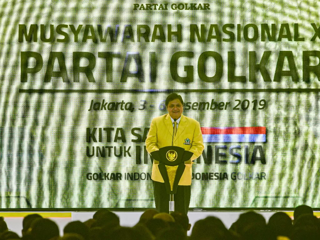 Ketua Umum Partai Golkar Airlangga Hartarto memberikan dua kursi dewan kepada Jusuf Kalla dan Luhut Binsar Panjaitan (Antara/Muhammad Adimaja).