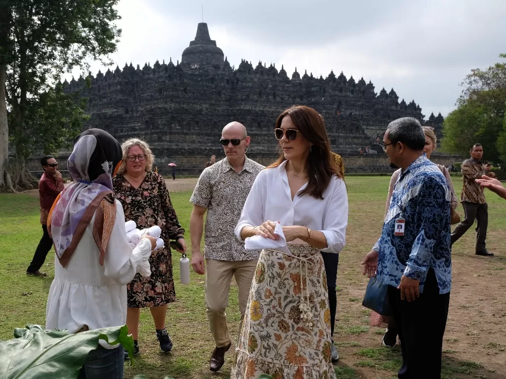 Puteri mahkota Kerajaan Denmark Mary Elizabeth Donaldson (kedua kanan) mengunjungi candi Borobudur, Magelang, Jawa Tengah, Rabu (4/12). ANTARA FOTO/Anis Efizudin