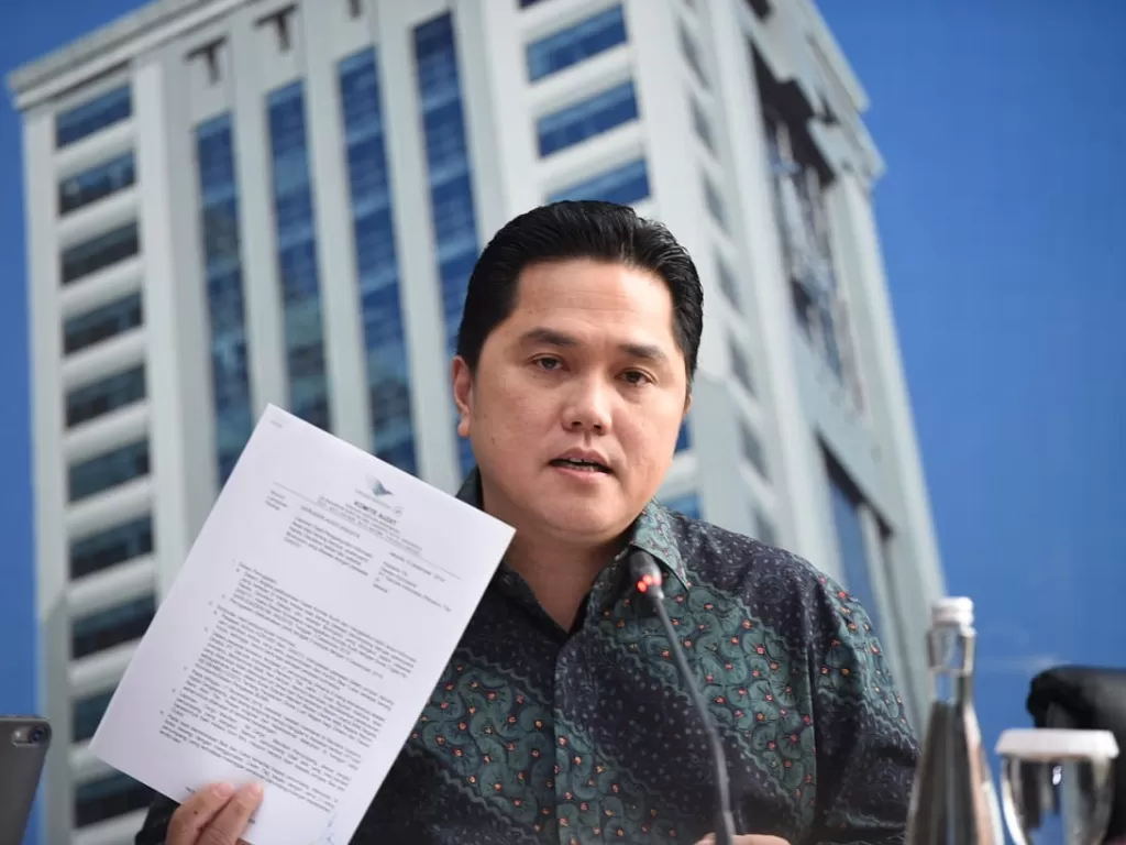 Menteri BUMN Erick Thohir menunjukkan surat dari Kemenkeu dan Komisaris Garuda. (Humas Kemenkeu)