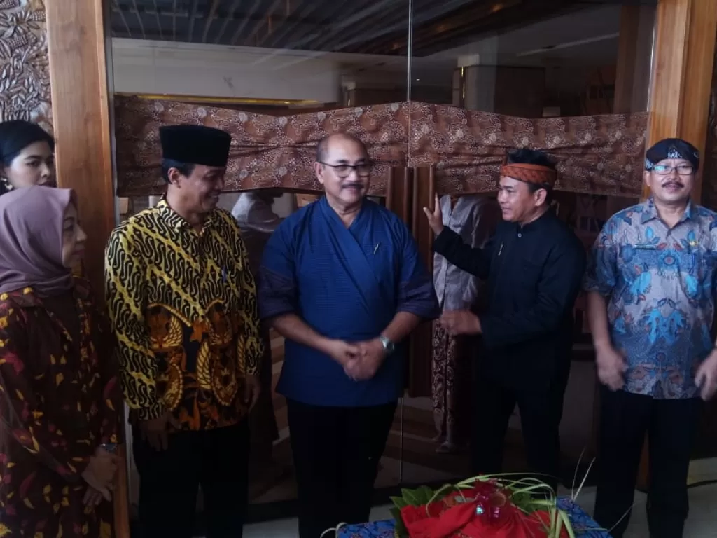 Direktur Utama Hotel Indonesia Natour, Iswandi Said (Berbaju Biru) saat memecahkan kendi dalam peresmian HOMARA Restaurant. (Indozone/Wilfridus Kolo)