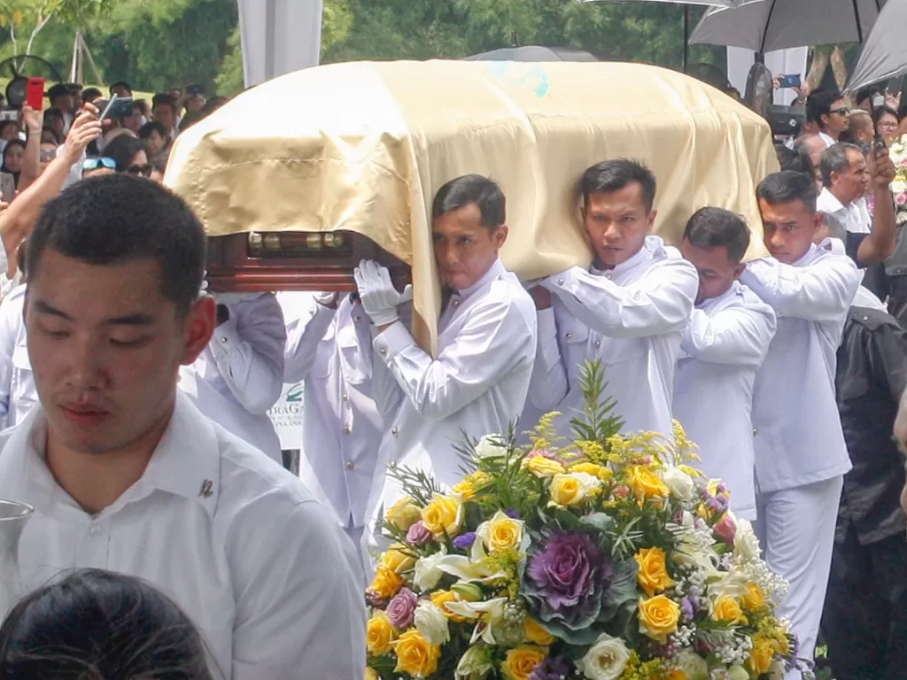 Jenazah pengusaha Ciputra diusung saat akan dimakamkan di pemakaman keluarga Memorial Park, Citra Indah, Jonggol, Bogor, Jawa Barat, Kamis (5/12). ANTARA FOTO/Yulius Satria Wijaya