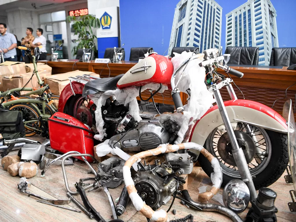Harley Davidson beserta spareparts dan sepeda Brompton yang diduga diselundupkan bos Garuda Indonesia. (Antara/Hafidz Mubarak A)