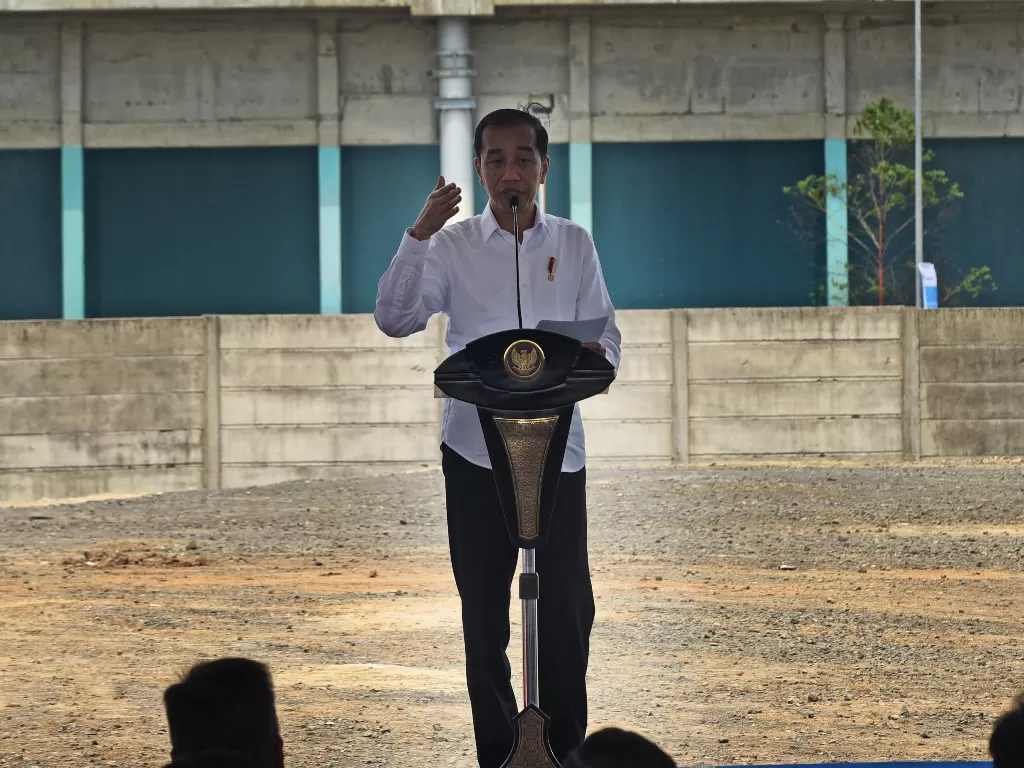 Presiden Jokowi memberi sambutan saat meresmikan pabrik baru polyethylene (PE) CAP di Cilegon, Jumat (6/12). (Antara/Asep Fathulrahman)