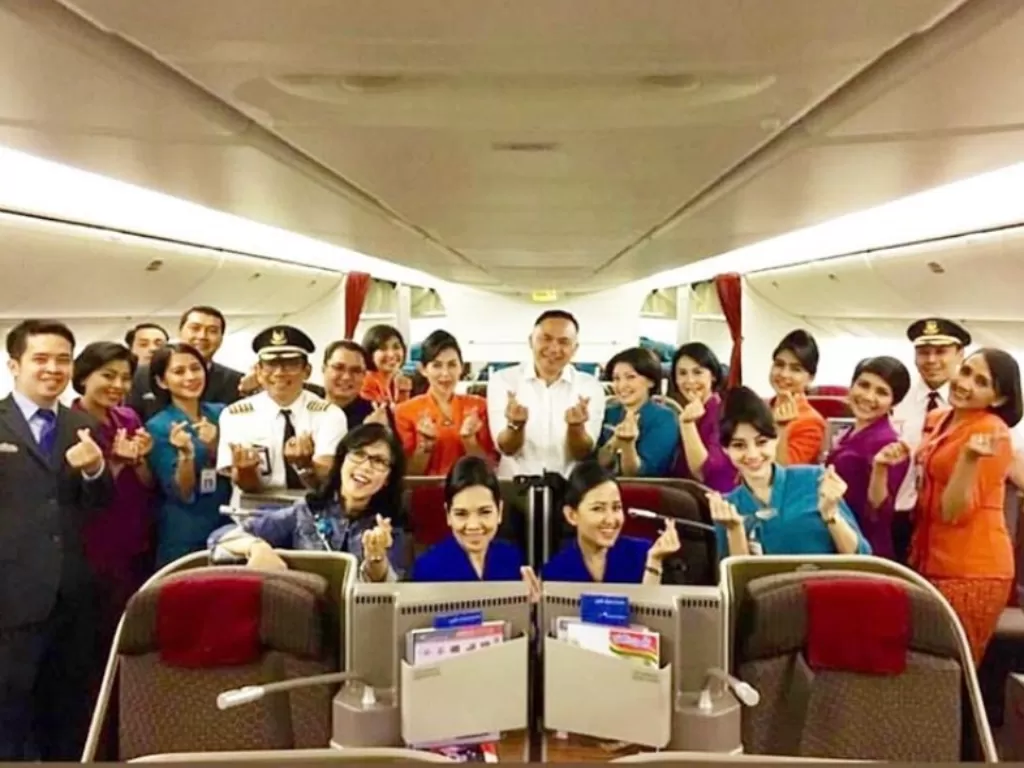 Ari Askhara (tengah) bersama pilot dan awak kabin Garuda Indonesia (Instagram/@hennydwisetya)