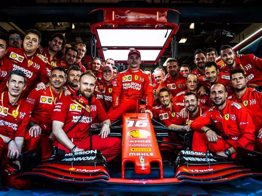 Tim Ferrari dikenai denda akibat kelebihan bahan bakar. (Instagram/@charles_leclerc)