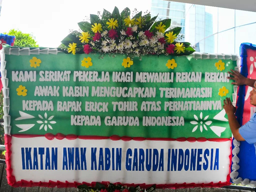 Karangan bunga ucapan terima kasih hingga dukungan kepada Menteri BUMN di halaman Kementerian BUMN Jakarta, Jumat (6/12). (Antara/Nova Wahyudi)