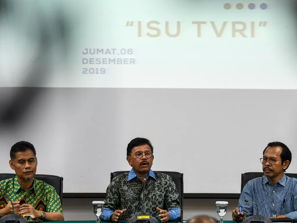 Menteri Komunikasi dan Informatika Johnny G Plate (tengah) memberikan keterangan pers usai melakukan pertemuan secara terpisah dengan Dewan Pengawas dengan Direksi Lembaga Penyiaran Publik (LPP) TVRI, di Jakarta, Jumat (6/12). (Antara/Galih Pradipta)