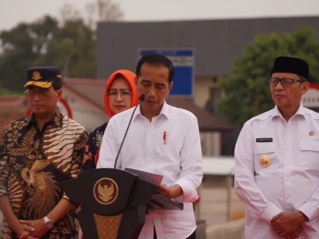 Presiden Jokowi memberikan sambutan saat meresmikan Jalan Tol JORR II, Sabtu (7/12). (Istimewa)