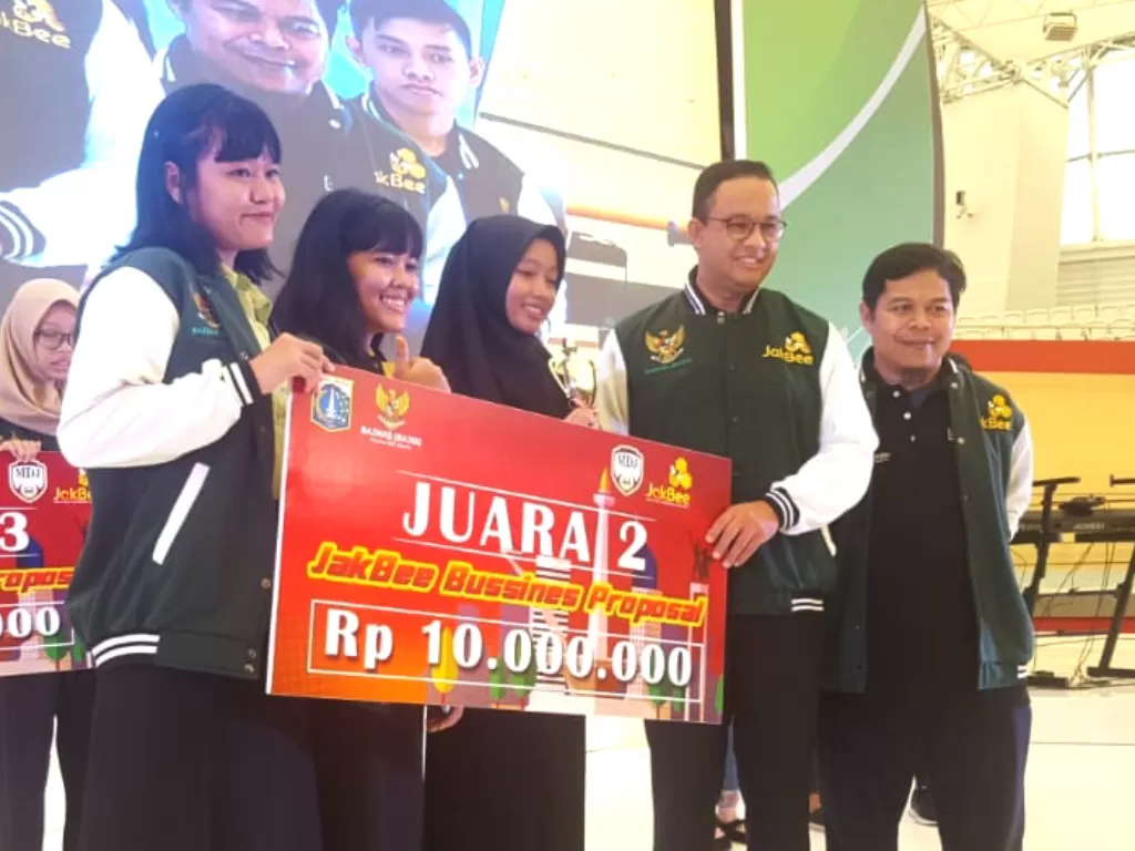 Gubernur DKI Jakarta Anies Baswedan menyerahkan hadiah kepada Juara 1 JakBee Bussines Proposal (Dok: Baznas DKI Jakarta)