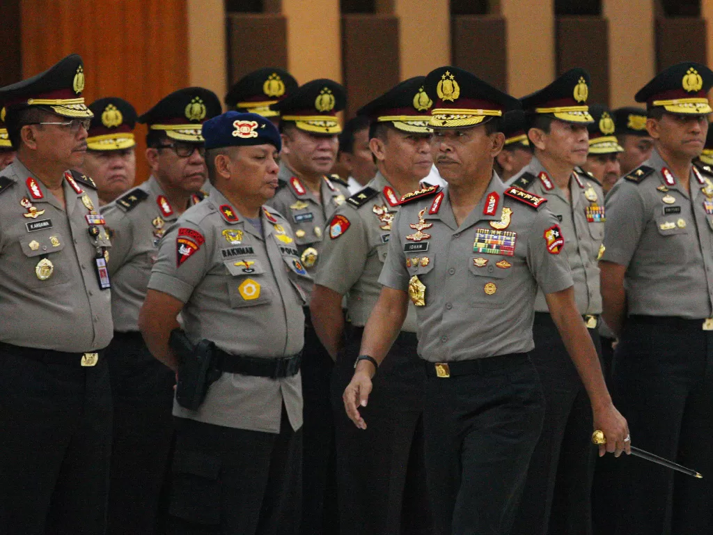 Kapolri Jenderal Pol. Idham Azis (tengah) bersiap mengikuti upacara korps kenaikan pangkat di Mabes Polri, Kamis (21/11). (Antara/Reno Esnir)
