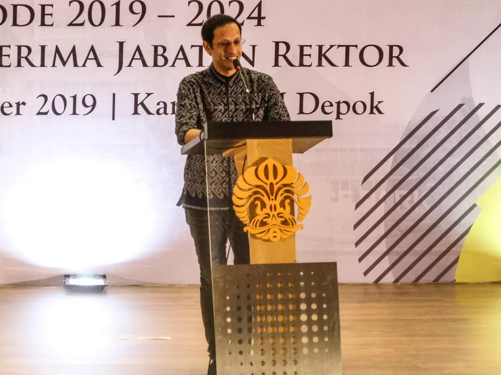 Menteri Pendidikan dan Kebudayaan Nadiem Makarim memberikan sambutan pada pelantikan rektor UI di kampus Universitas Indonesia, Depok, Jawa Barat, Rabu (4/12). (Antara/Asprilla Dwi Adha)