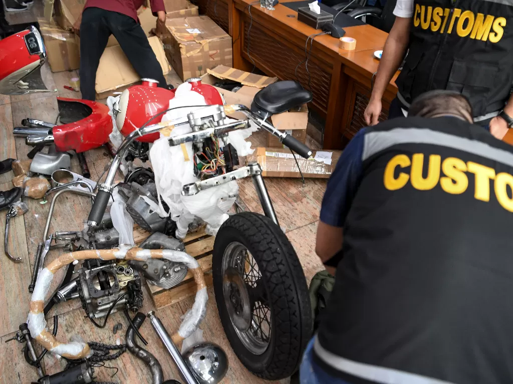  Petugas Bea Cukai menyiapkan barang bukti pada konferensi pers terkait penyelundupan motor Harlery Davidson dan sepeda Brompton menggunakan pesawat baru milik Garuda Indonesia. (Antara/Hafidz Mubarak A)