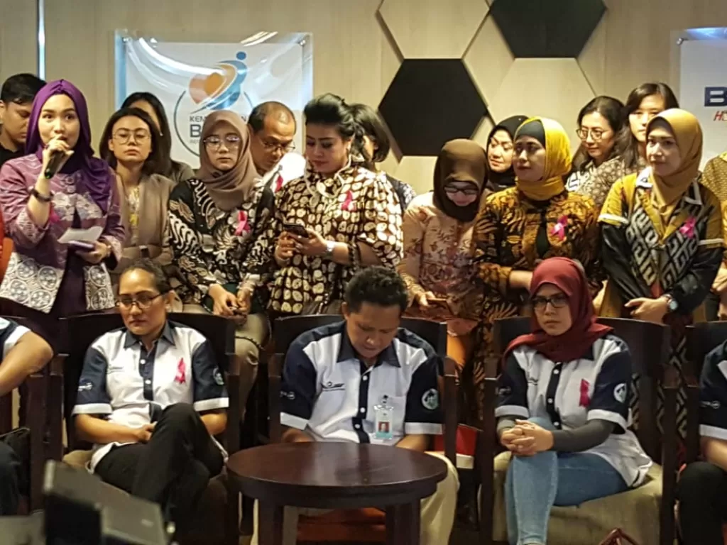 Para Awak Kabin Garuda memberikan keterangan usai menemui Menteri BUMN Erick Thohir di Sinergi Lounge BUMN, Jakarta (9/12). (Indozone/Sigit Nugroho)