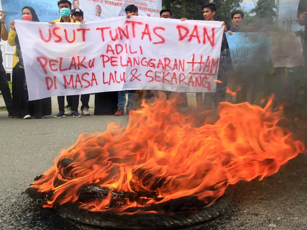  Sejumlah mahasiswa yang tergabung dalam Aliansi Peduli HAM (APAM) menggelar aksi unjuk rasa dalam peringatan hari Hak Asasi Manusia (HAM) Sedunia di Meulaboh, Aceh Barat, Aceh, Selasa (10/12). ANTARA FOTO/Syifa Yulinnas