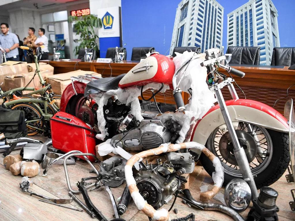 Barang bukti diperlihatkan pada konferensi pers terkait penyelundupan motor Harlery Davidson dan sepeda Brompton menggunakan pesawat baru milik Garuda Indonesia. (Antara/Hafidz Mubarak A)
