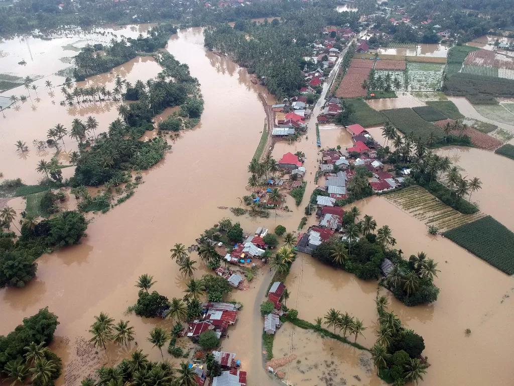Foto udara dampak banjir di Nagari Taram, Kecamatan Harau, Kab.Limapuluh Kota, Sumatera Barat, Selasa (10/12). ANTARA FOTO/Iggoy el Fitra
