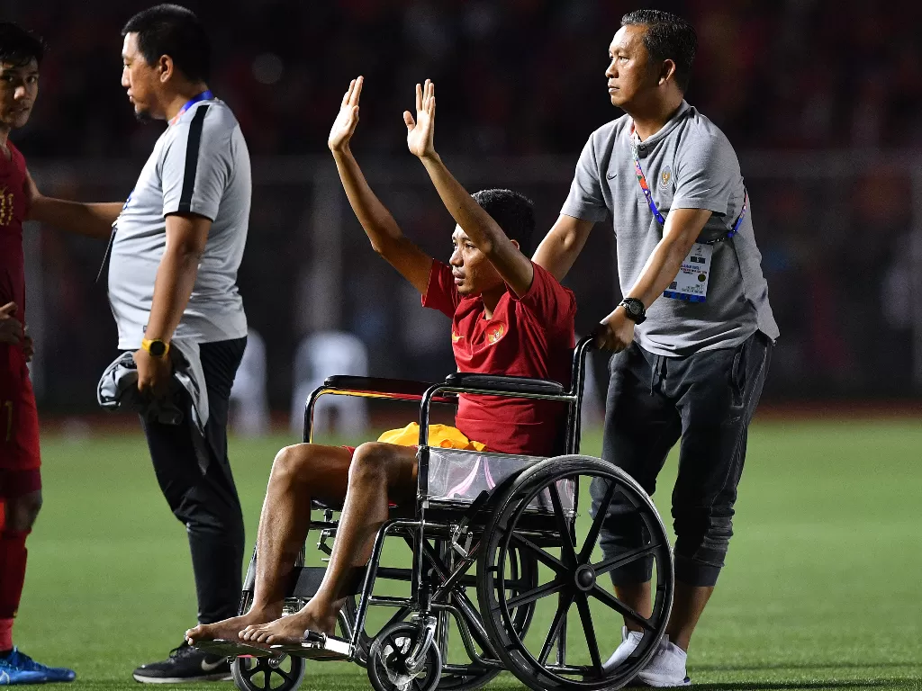 Pemain Timnas U-22 Indonesia Evan Dimas yang cedera menyapa suporter seusai Timnas Indonesia kalah dari Vietnam dalam final sepak bola putra SEA Games 2019 (Antara/Sigid Kurniawan).