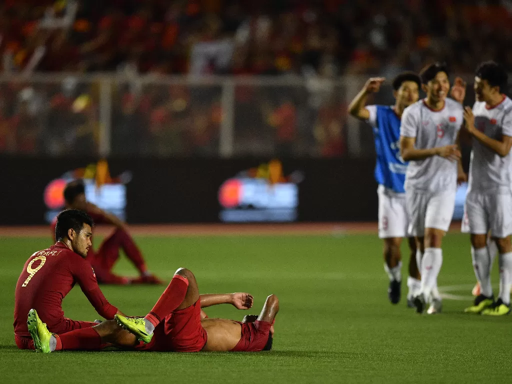 Pemain Timnas Indonesia U-23 tampak kecewa setelah kalah di babak final sepak bola SEA Games 2019 di Stadion Rizal Memorial, Manila, Filipina, Selasa (10/12). (Antara/Sigid Kurniawan)