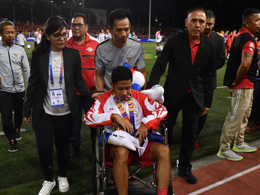 Ketua Umum PSSI Mochamad Iriawan alias Iwan Bule (ketiga kanan) mendorong kursi roda pemain Timnas U-23 Indonesia Evan Dimas yang cedera (Antara/Sigid Kurniawan).