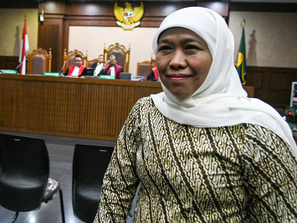 Gubernur Jawa Timur Khofifah Indar Parawansa meninggalkan ruangan usai menjadi saksi di Pengadilan Tipikor, Jakarta, Rabu (11/12). ANTARA FOTO/M Risyal Hidayat