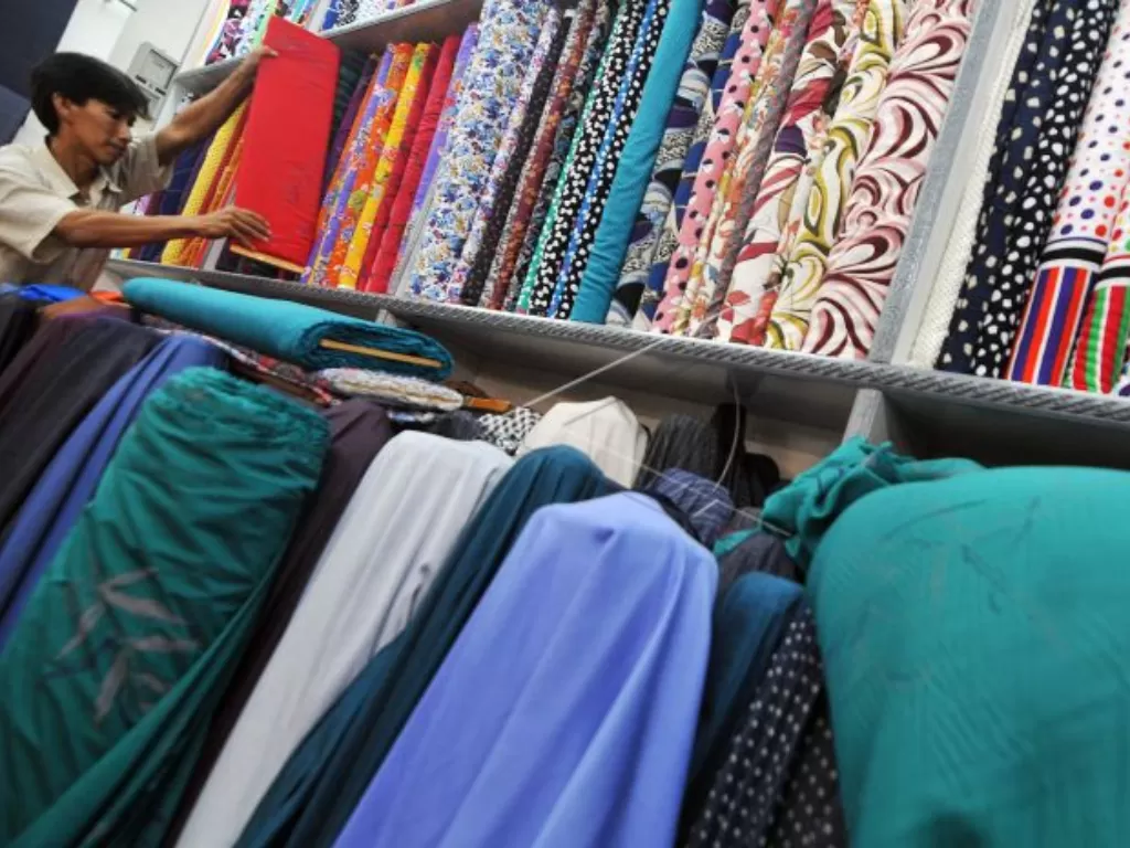 Berbagai produk tekstil di Pasar Tanah Abang (Antara/Zabur Karuru).