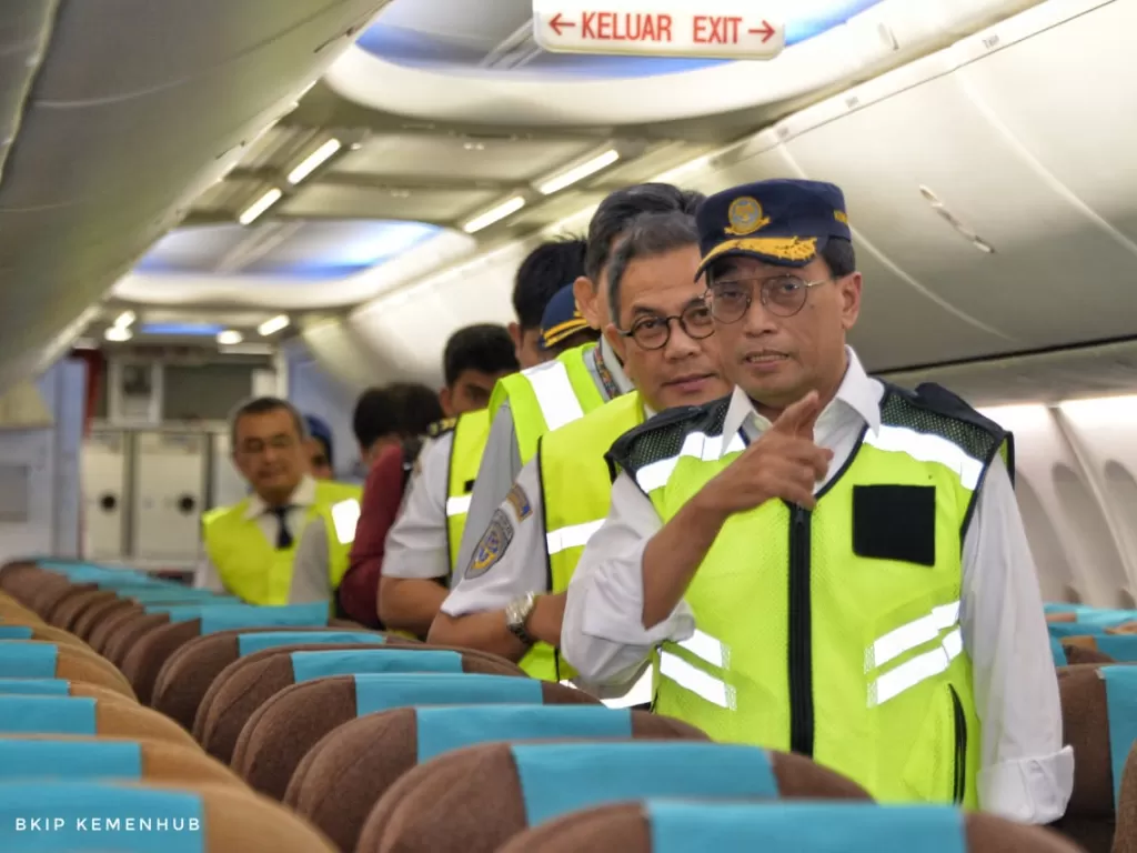 Menhub Budi Karya melakukan ramp check pesawat Garuda di Bandara Soetta, Rabu (11/12) malam. (Dok. BKIP Kemenhub)