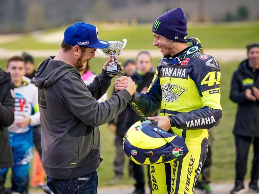 Valentino Rossi (kanan) saat menjuarai ajang motocross La 100km dei Campioni. (Instagram/@valeyellow46)