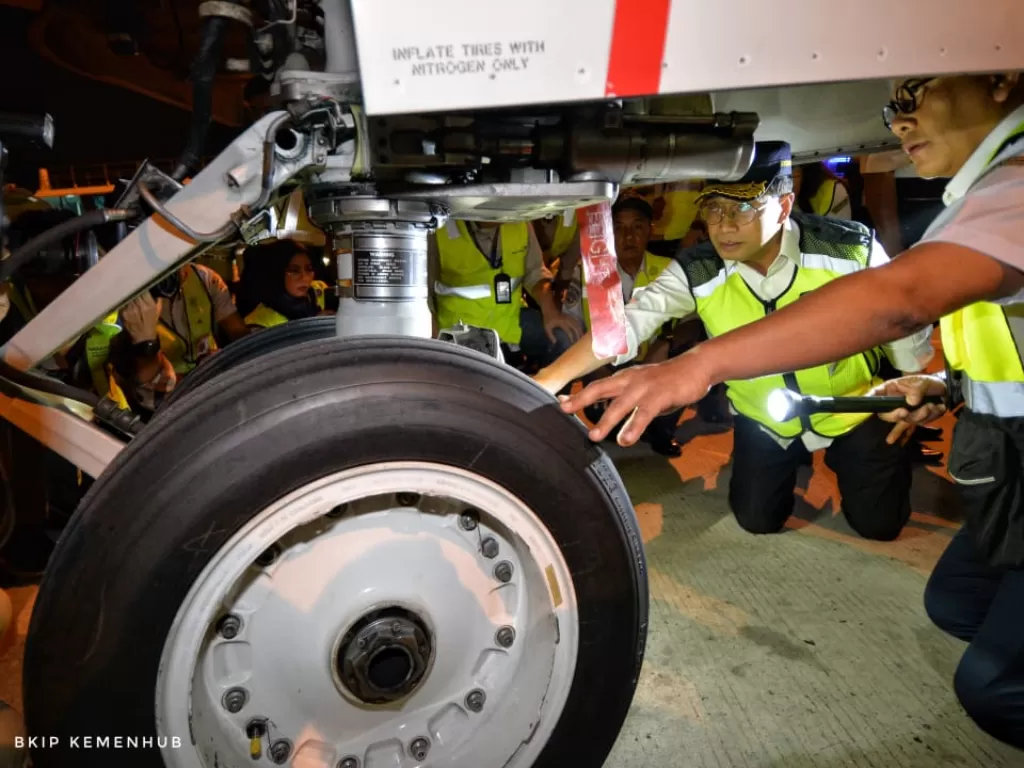 Menteri Perhubungan Budi Karya Sumadi melakukan inspeksi keselamatan penerbangan di Bandara Soekarno Hatta, Tangerang, Banten, Rabu (11/12). (BKIP Kemenhub/Daniel Pietersz)
